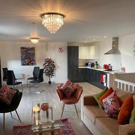 Central 2 Bed Newly Built Duplex Penthouse With Free Gated, On-Site Parking, Lift Access, Self Check-In, Super Fast Wifi, Two Cathedral View Terraces & Sleeps 6 Peterborough Bagian luar foto