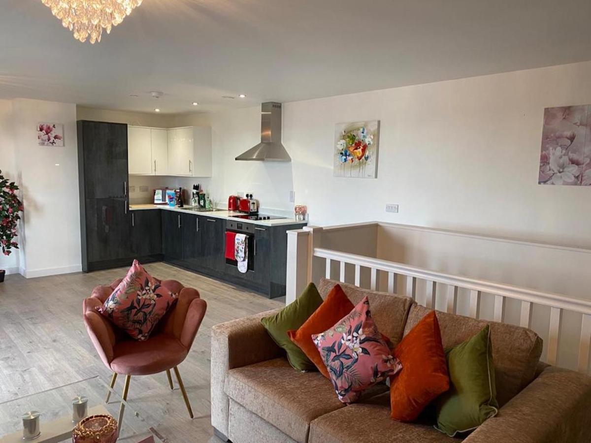 Central 2 Bed Newly Built Duplex Penthouse With Free Gated, On-Site Parking, Lift Access, Self Check-In, Super Fast Wifi, Two Cathedral View Terraces & Sleeps 6 Peterborough Bagian luar foto