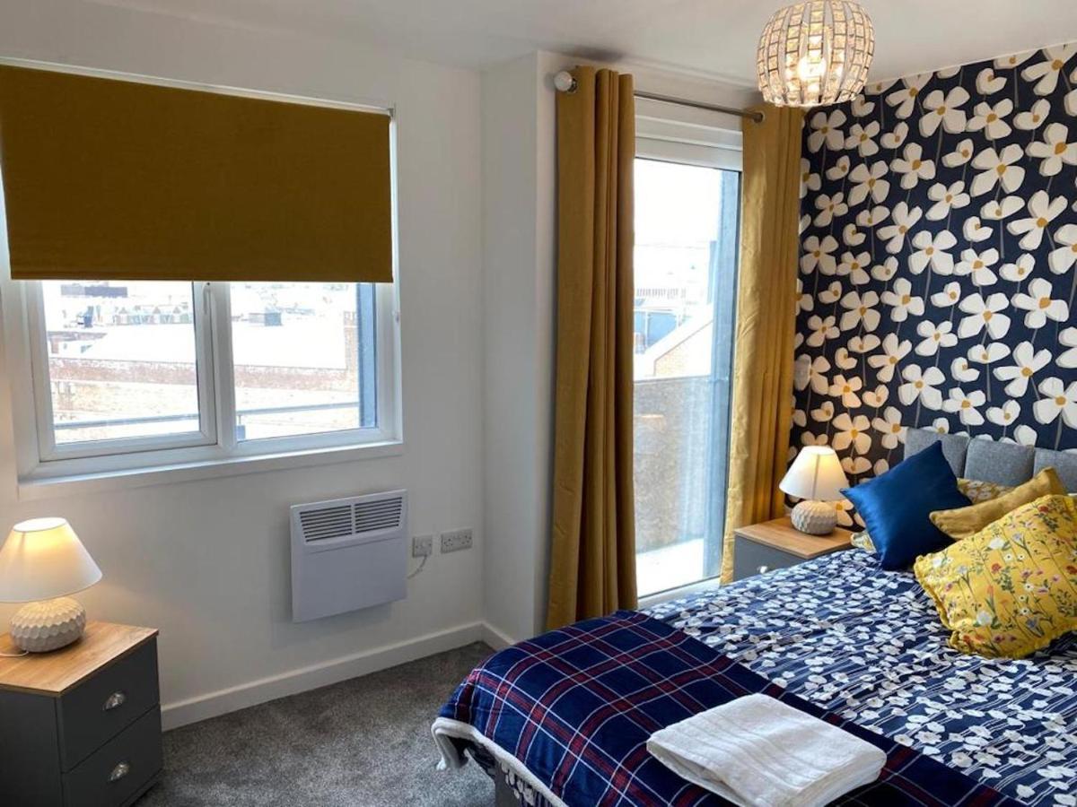 Central 2 Bed Newly Built Duplex Penthouse With Free Gated, On-Site Parking, Lift Access, Self Check-In, Super Fast Wifi, Two Cathedral View Terraces & Sleeps 6 Peterborough Bagian luar foto