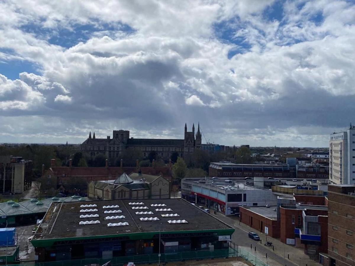Central 2 Bed Newly Built Duplex Penthouse With Free Gated, On-Site Parking, Lift Access, Self Check-In, Super Fast Wifi, Two Cathedral View Terraces & Sleeps 6 Peterborough Bagian luar foto