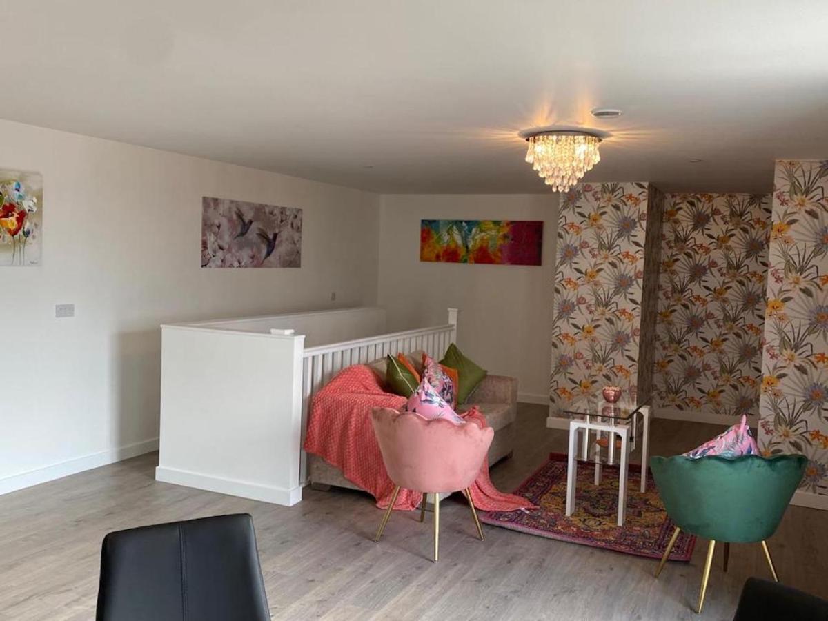 Central 2 Bed Newly Built Duplex Penthouse With Free Gated, On-Site Parking, Lift Access, Self Check-In, Super Fast Wifi, Two Cathedral View Terraces & Sleeps 6 Peterborough Bagian luar foto