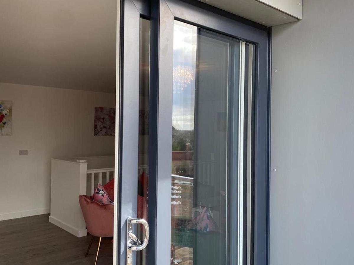Central 2 Bed Newly Built Duplex Penthouse With Free Gated, On-Site Parking, Lift Access, Self Check-In, Super Fast Wifi, Two Cathedral View Terraces & Sleeps 6 Peterborough Bagian luar foto