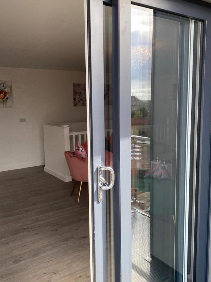 Central 2 Bed Newly Built Duplex Penthouse With Free Gated, On-Site Parking, Lift Access, Self Check-In, Super Fast Wifi, Two Cathedral View Terraces & Sleeps 6 Peterborough Bagian luar foto