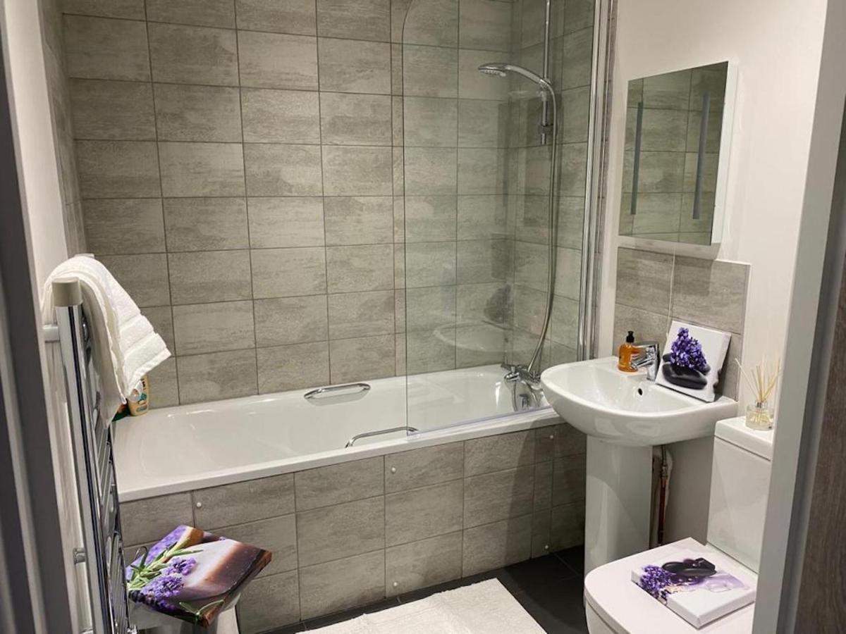Central 2 Bed Newly Built Duplex Penthouse With Free Gated, On-Site Parking, Lift Access, Self Check-In, Super Fast Wifi, Two Cathedral View Terraces & Sleeps 6 Peterborough Bagian luar foto