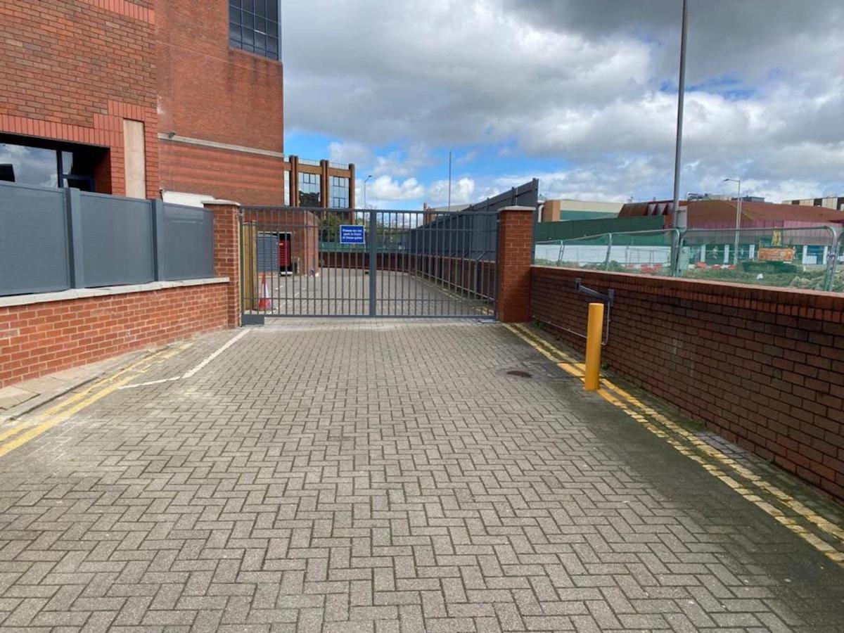 Central 2 Bed Newly Built Duplex Penthouse With Free Gated, On-Site Parking, Lift Access, Self Check-In, Super Fast Wifi, Two Cathedral View Terraces & Sleeps 6 Peterborough Bagian luar foto