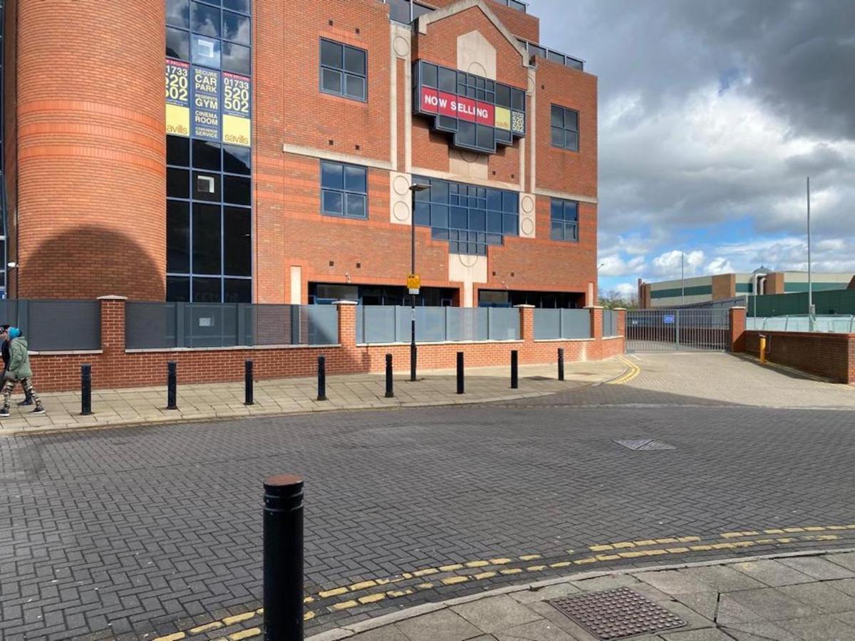 Central 2 Bed Newly Built Duplex Penthouse With Free Gated, On-Site Parking, Lift Access, Self Check-In, Super Fast Wifi, Two Cathedral View Terraces & Sleeps 6 Peterborough Bagian luar foto