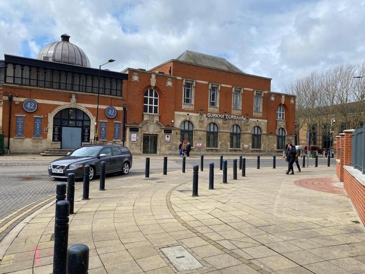 Central 2 Bed Newly Built Duplex Penthouse With Free Gated, On-Site Parking, Lift Access, Self Check-In, Super Fast Wifi, Two Cathedral View Terraces & Sleeps 6 Peterborough Bagian luar foto