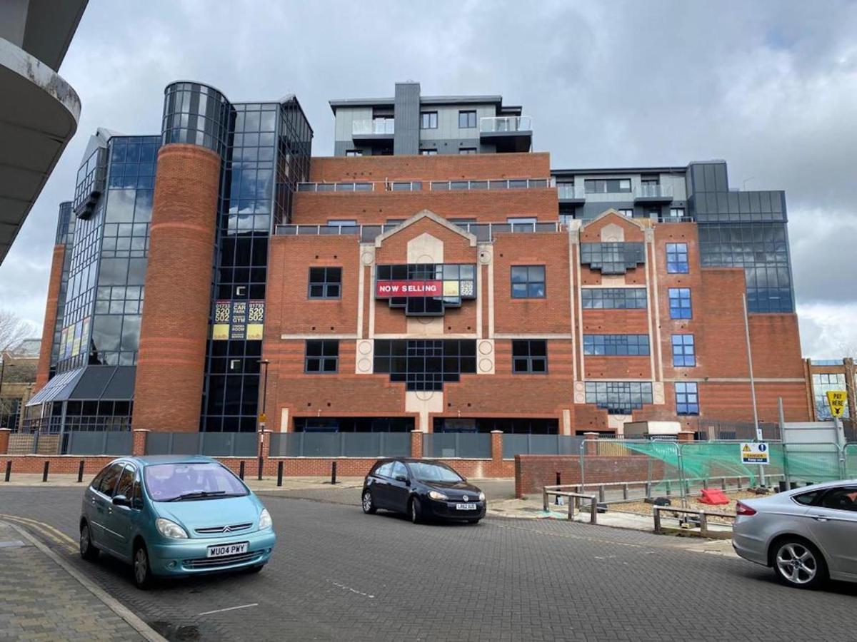 Central 2 Bed Newly Built Duplex Penthouse With Free Gated, On-Site Parking, Lift Access, Self Check-In, Super Fast Wifi, Two Cathedral View Terraces & Sleeps 6 Peterborough Bagian luar foto
